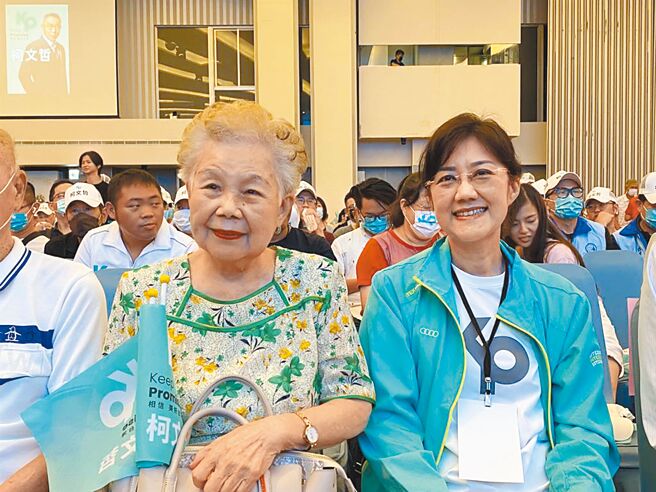 柯文哲胞妹柯美兰（右）宣布争取代表民眾党参选新竹市立委，21日在脸书贴出首个政策议题。（本报资料照片）