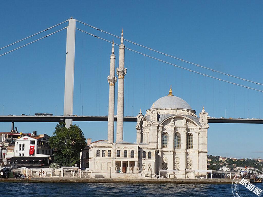 奧塔科伊清真寺是奧塔科伊區的地標，因為它擁有遙望博斯普魯斯海峽和7月15日烈士大橋的獨特景觀。（洪書瑱攝）