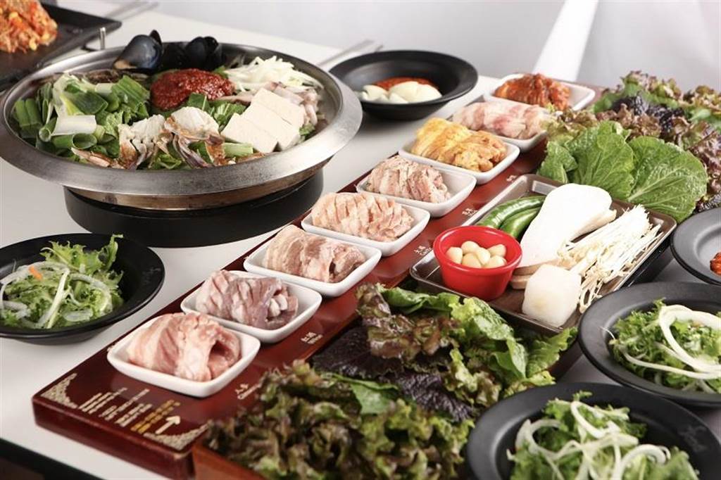 韓國「八色烤肉」今年首度推出外帶「中秋八色生肉套餐」，以9宮格的包裝組合，將8種不同風味豬五花集結成盒。(八色烤肉提供)