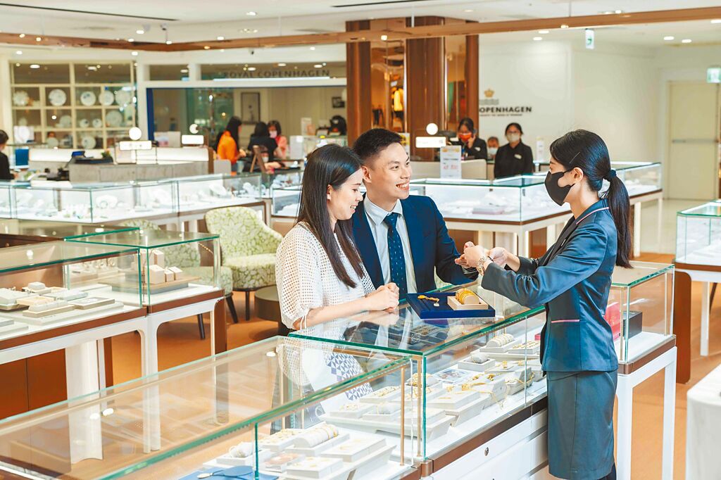 SOGO忠孝館3F和4F女裝珠寶飾品區改裝蛻變，提供顧客更明亮舒適的購物空間。（石智中攝）