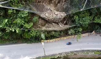 駕駛人注意！4噸重落石掛5米高山壁 途經埔里牛洞路段好驚險 