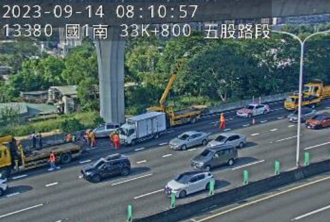 國1南五股路發生「3車追撞」事故。（ 翻攝畫面/ 截自「高速公路1968」）