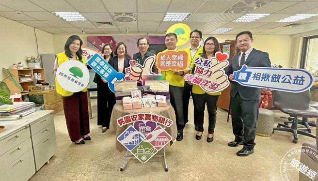 國泰飯店觀光事業攜手國泰慈善基金會，捐贈500盒中秋月餅關懷桃園市新住民弱勢家戶。（國泰飯店觀光事業提供）