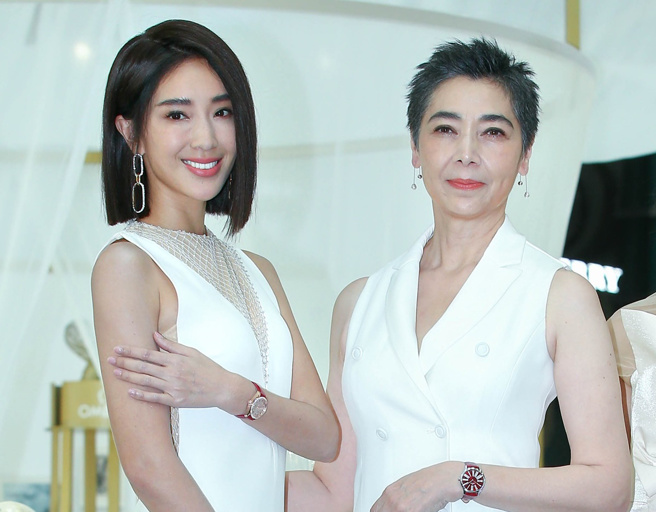 赖佩霞（右）是知名女星隋棠（左）的婆婆。（中时资料照／粘耿豪摄）