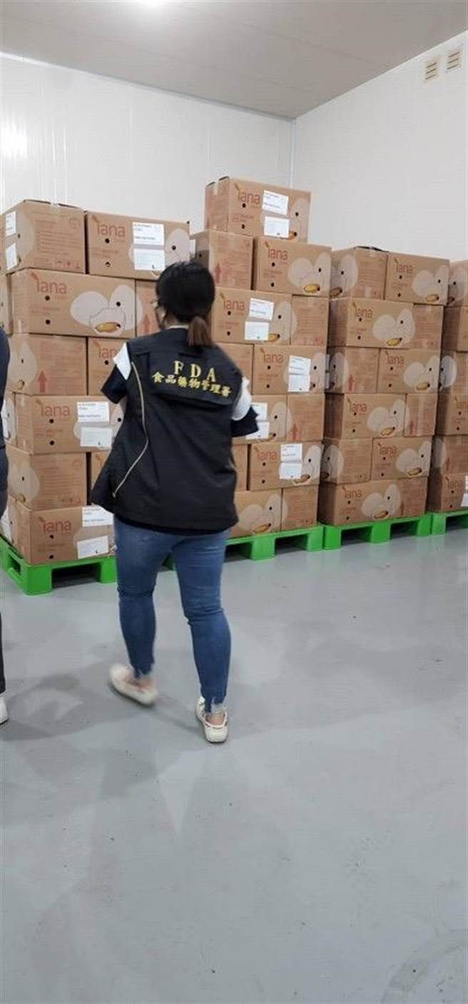 台农蛋品有限公司屏东九如洗选场涉嫌标示不实巴西进口蛋品制造有效日期，经屏东卫生局会同食药署查察后，发现包装标示上有资讯不相符的状况。（屏县府提供／谢佳潾屏东传真）