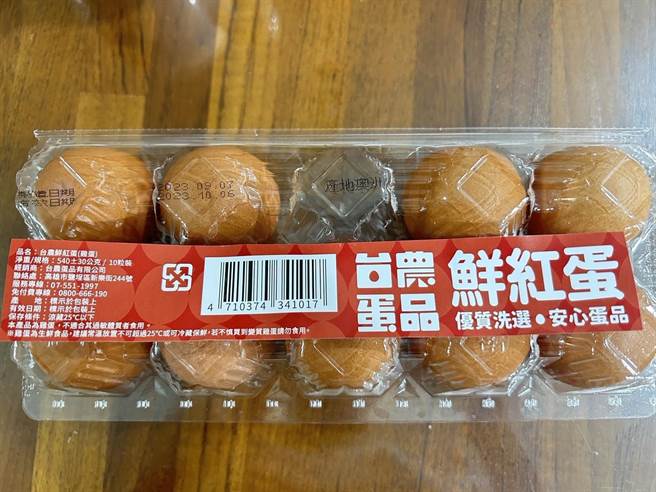 国民党高市议员邱于轩质疑，涂万财说自己卖蛋卖了40多年，都是卖国产蛋，但她家中冰箱里的蛋是来自澳洲的台农鲜红蛋，质疑澳洲蛋是否标示正确，「不想我的孩子吃到」。（邱于轩提供）