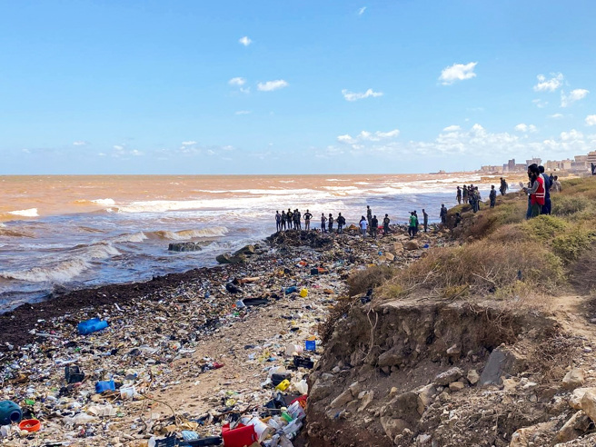 利比亚红新月会（Libyan Red Crescent）救难人员在海里寻找遗体。（图／路透社）