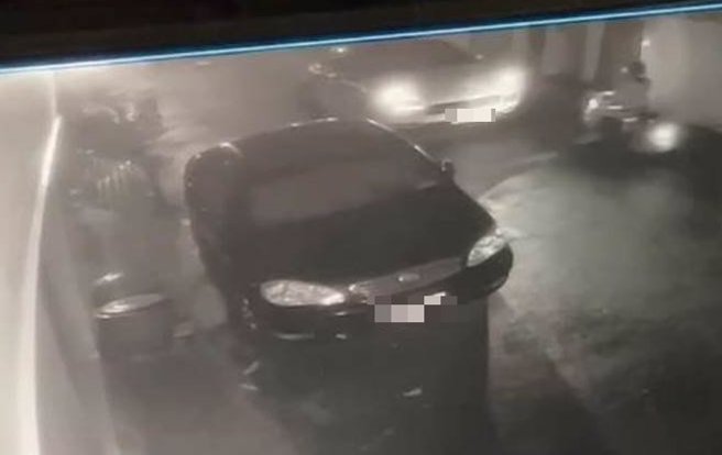 右侧机车男正朝着白色保时捷车头准备撞车。（读者提供／曹婷婷台南传真）