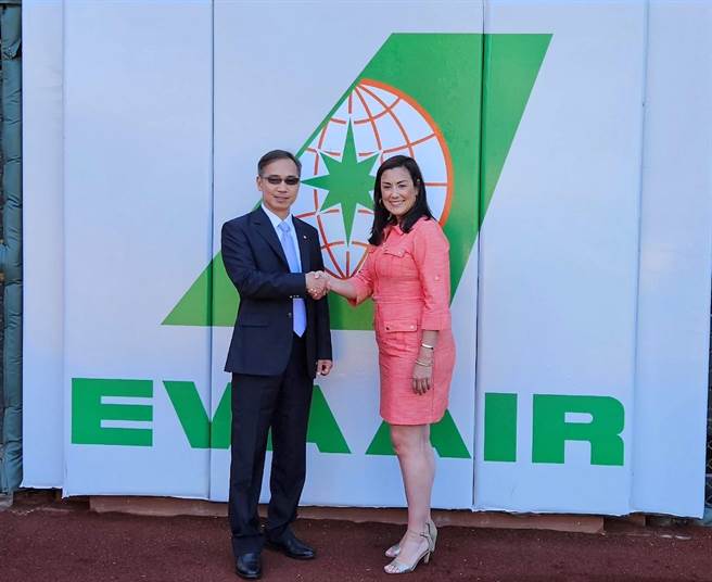 長榮航空美洲總分公司蘇偉仁副總經理(左)、舊金山巨人隊合作夥伴業務開發部門副總經理Jessica Santamaria(右)共同宣布展開合作。（長榮提供）