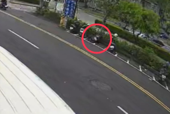 鬼月灵异！殡仪馆旁机车突然倾倒，他拜完阿嬷大惊「警揭真相」。(戴志扬翻摄)