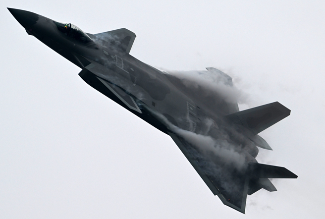 中方空军歼-20隐形战机进行适应性飞行训练的资料照。（新华社）