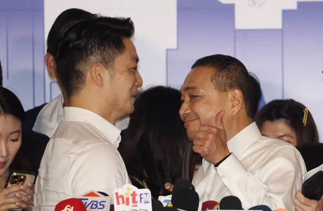 台北市长蒋万安（左）、新北市长侯友宜（右）14日出席五捷联盟合作备忘录签署记者会，并于会后一起受访。（刘宗龙摄）