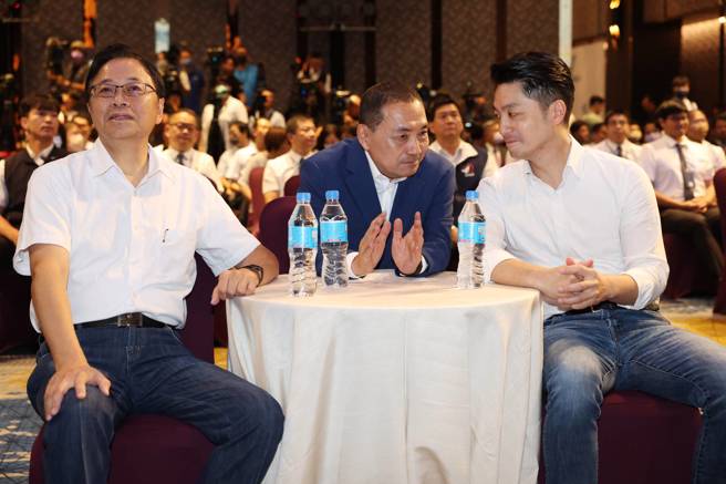 台北市長蔣萬安（右）、新北市長侯友宜（中）、桃園市長張善政（左）14日出席五捷聯盟合作備忘錄簽署記者會。（劉宗龍攝）