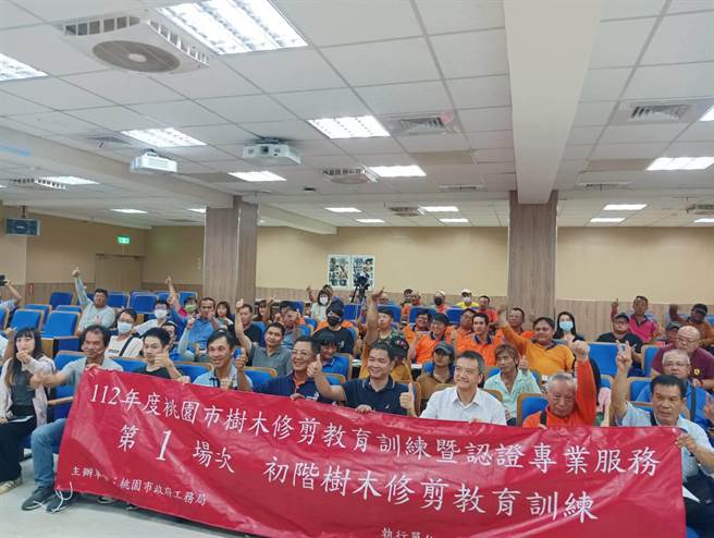 今年度的「桃園市樹木修剪教育訓練暨認證考試」正式啟航，認證考試擴大辦理5梯次。(工務局提供／蔡依珍桃園傳真)