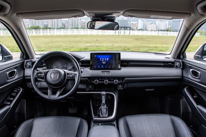 平整化仪表与水平其调设计，包括4.2吋彩色仪表、中央8吋触控式音响主机。（陈大任摄）