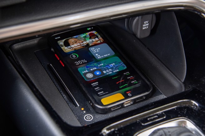 无线充电板方便置放手机。（陈大任摄）