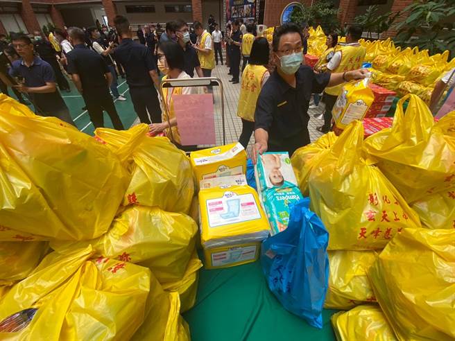 彰县府及彰化县警局结合天峰慈善会，今天举办关怀弱势族群活动。（孙英哲摄）