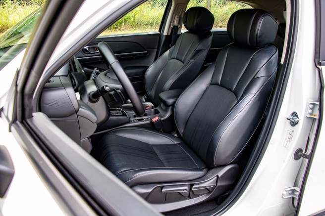 前座椅椅面长度够深，腿部支撑性佳，腰部的立体造型则赋予不错的包覆性。（陈大任摄）