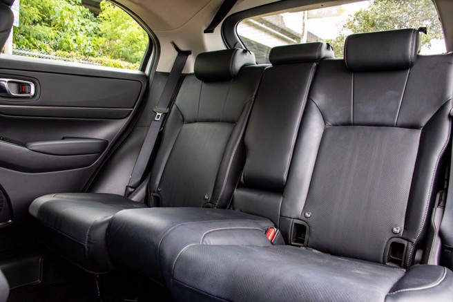 全车採用高透气式豪华皮质座椅，后座并附有3头枕。（陈大任摄）