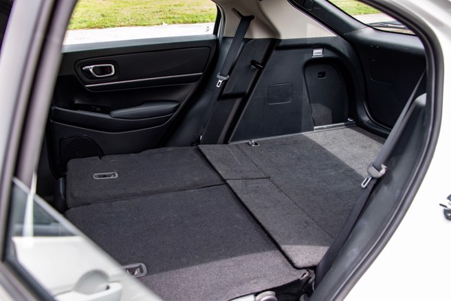 后座椅背完全向前打平之后，可与行李厢结合成格局方正平整的超大载物空间。（陈大任摄）