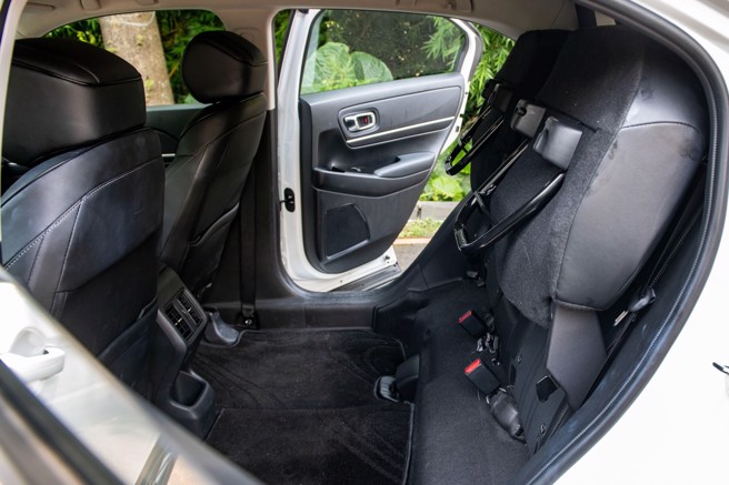 后座椅背不仅可6/4分离倾倒，椅面亦可向上收起藉以达到更多元的载物机能。（陈大任摄）