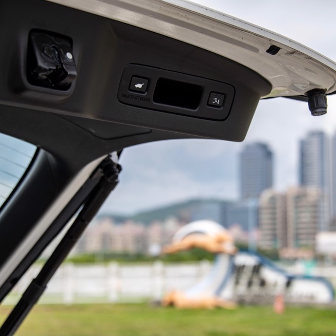 Hands-Free感应式启闭电动尾门与Walk-Away Close离开自动关闭功能相当方便。（陈大任摄）