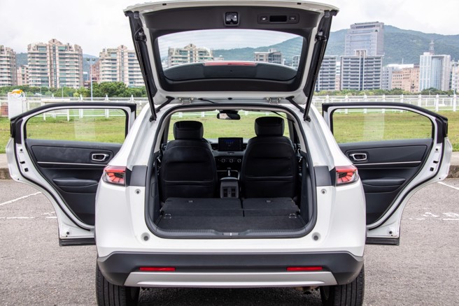 车室空间相当平整宽敞。（陈大任摄）