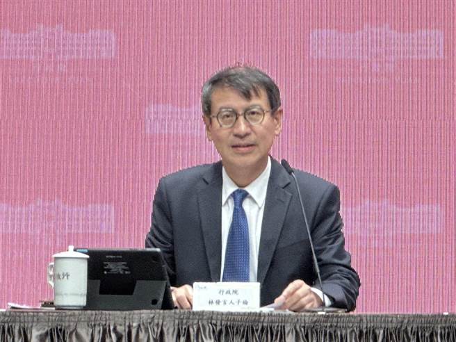 行政院長陳建仁今日通過衛福部提報的「聘僱外籍家庭看護工申請條件多元認定」調整案。（黃婉婷攝）