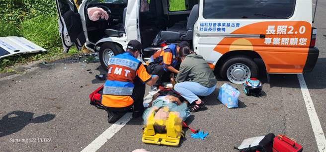 某私立长照机构的长照专车经过173市道时，不明原因自撞路旁电线杆，一名年约30岁的司机和2名乘客都受伤送医。（读者提供／张毓翎台南传真）