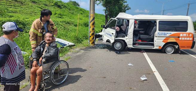 有乘客获救后告诉消防员，事故当下车开很快自撞电线杆。（读者提供／张毓翎台南传真）