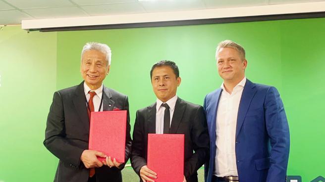 大同集团昨天由董事长王光祥（左）代表，与欧洲能源交易所签署战略合作备忘录，拓展国际碳权市场。（图片来源：大同智能提供）