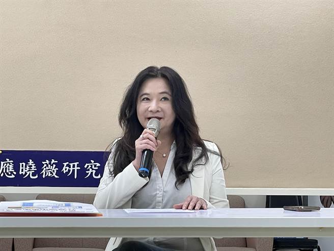 國民黨台北市議員應曉薇今表示，昨日收到黨中央回覆不得報備參選，自己覺得有說清楚就OK，呼籲中正、萬華立委參選人鍾小平請辭議員，並宣誓未來不參選議員，以示對勝選的決心。（蔡佩珈攝）