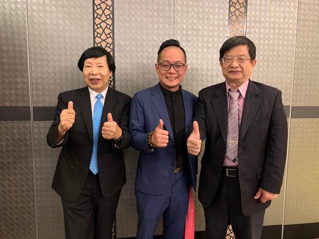 基隆市议会议长童子玮（中）抛出基隆长照应该要统一事权的议题。（摘自童子玮脸书／张志康基隆传真）