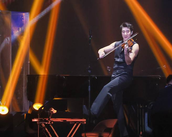 王力宏在台北小巨蛋演唱会上展现才华。（罗永铭摄）