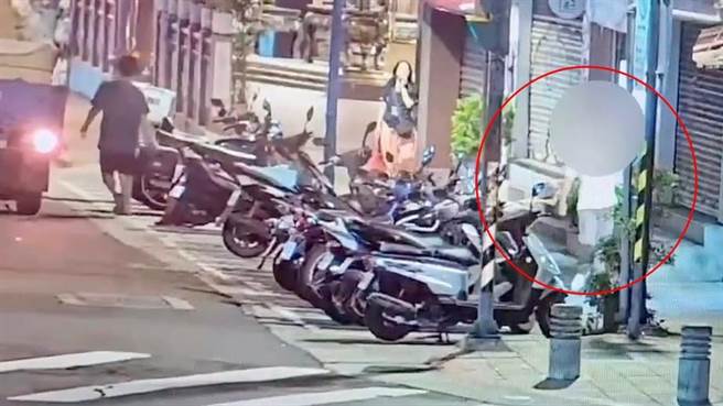 剪刀怪客14日上午7时许遭员警盘查并带回警局。（翻摄画面）