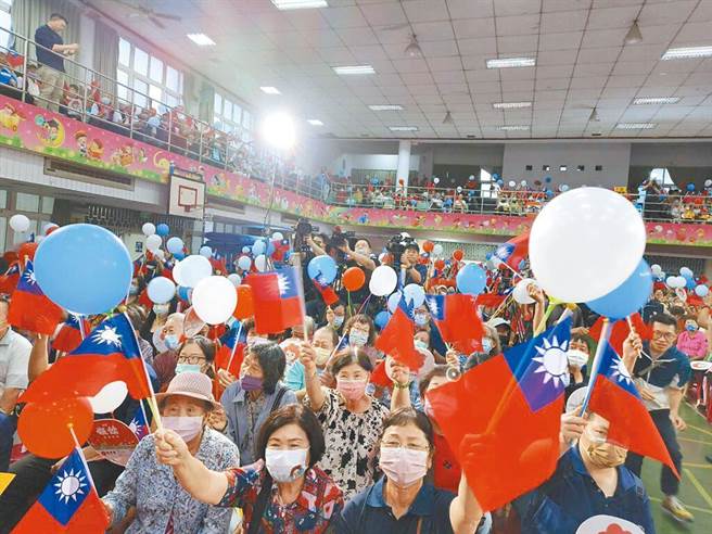 鴻海創辦人郭台銘14日宣布與其搭檔的副總統擬參選人為資深藝人賴佩霞，國民黨大酸在下架民進黨、捍衛中華民國的道路上，所有理念一致、同為「中華民國派」的各方都能並肩前行，而非自作主張脫隊。（本報資料照片）