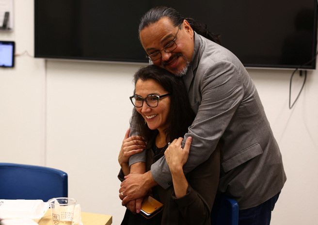 图为联邦眾议员佩尔托拉（Mary Sattler Peltola）与夫婿尤金（Eugene Peltola Jr.）。（路透社）