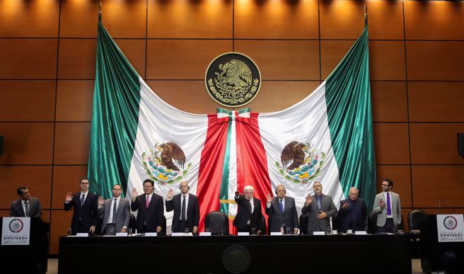 墨西哥国会首次正式讨论是否可能存在外星生命的问题，在一场国会听证会上展示两具据称「非人类」遗骸。（图／路透社）
