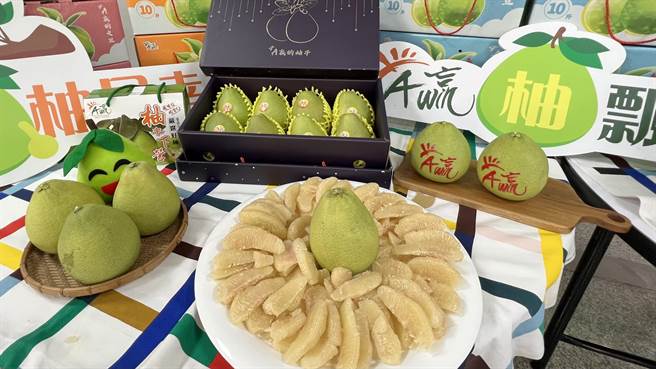 中秋節即將到來，許多人都會吃上幾顆柚子應景。（張毓翎攝）