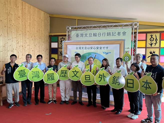 农粮署长胡忠一（右五）今（14日）到斗六市大川果园视察。（周丽兰摄）