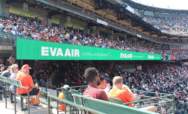 长荣航空与美国职棒大联盟（MLB）旧金山巨人队今日共同宣布展开合作，长荣企业识别看板也正式于巨人队主场亮相。（长荣航空提供／陈佑诚台北传真）