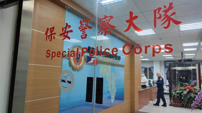 1名巡官疑似在台北市某派出所浮報加班費，他今年5月調到桃園市保大服務，調查官今將其帶回。（賴佑維攝）