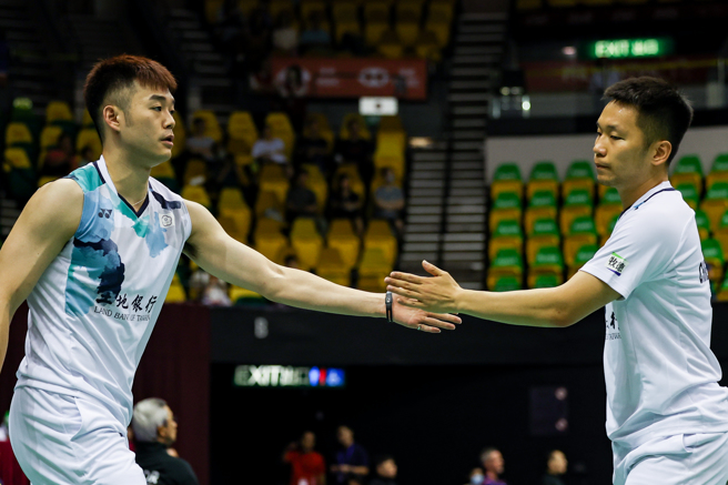 李洋（右）、王齐麟（左）挺进香港羽球公开赛男双8强。（Badminton Photo提供）