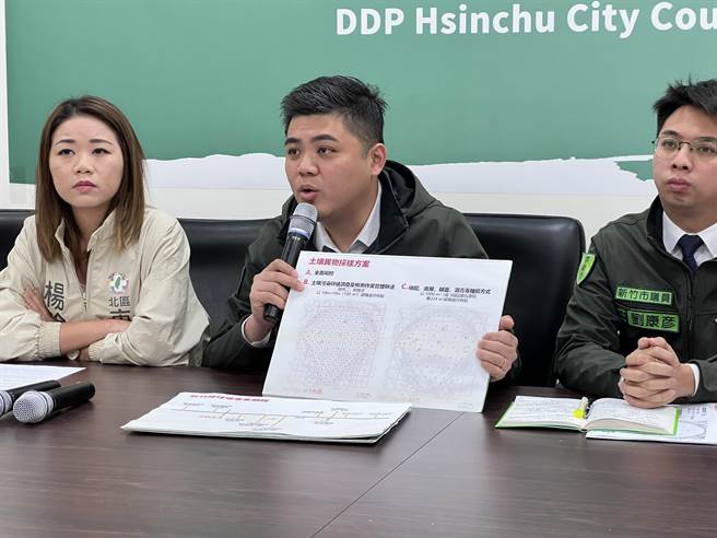 市议会民进党团总召陈建名（中）说，高虹安全程避重就轻，不断强调李忠庭没有干预市政、没有乔标案，但是始终没有讲清楚李忠庭角色。（本报资料照）