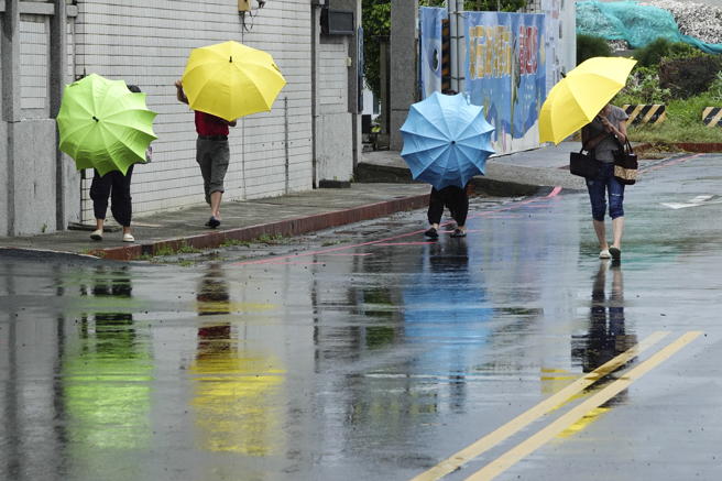 明天中南部地區及澎湖、金門、馬祖整天不定時有短暫陣雨或雷雨，並有局部大雨，尤其南部地區可能有局部短延時豪雨，北部地區上半天有零星短暫陣雨，午後北部及東半部地區易有雷陣雨、並有局部大雨。（示意圖／資料照）