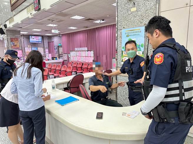 头份警分局头份所员警阻止黄姓老翁被诈。（读者提供／谢明俊苗栗传真）