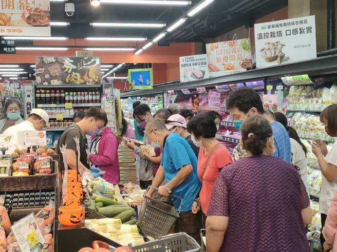 台中市乌日区仁德里明兴零售市场荒废逾30年，家乐福超市进驻引起民眾期待，14日上午开幕涌入满满人潮。（潘虹恩摄）