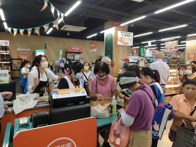 台中乌日首座「家乐福超市」进驻仁德里，14日上午开幕，逾百位民眾早早就到现场排队等候，正式开幕后人潮更是不断涌入。（潘虹恩摄）