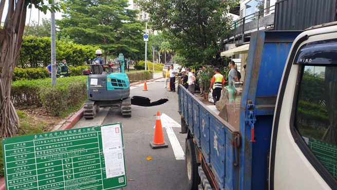 消防人员获报后已赶抵现场协助排疏附近民眾。（照片 / 刘咏韵翻摄）