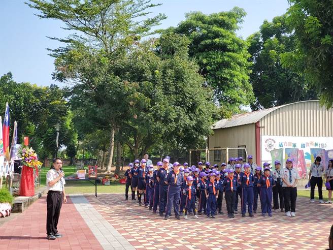 校长杨松田（左）具有3个木章。（周丽兰摄）